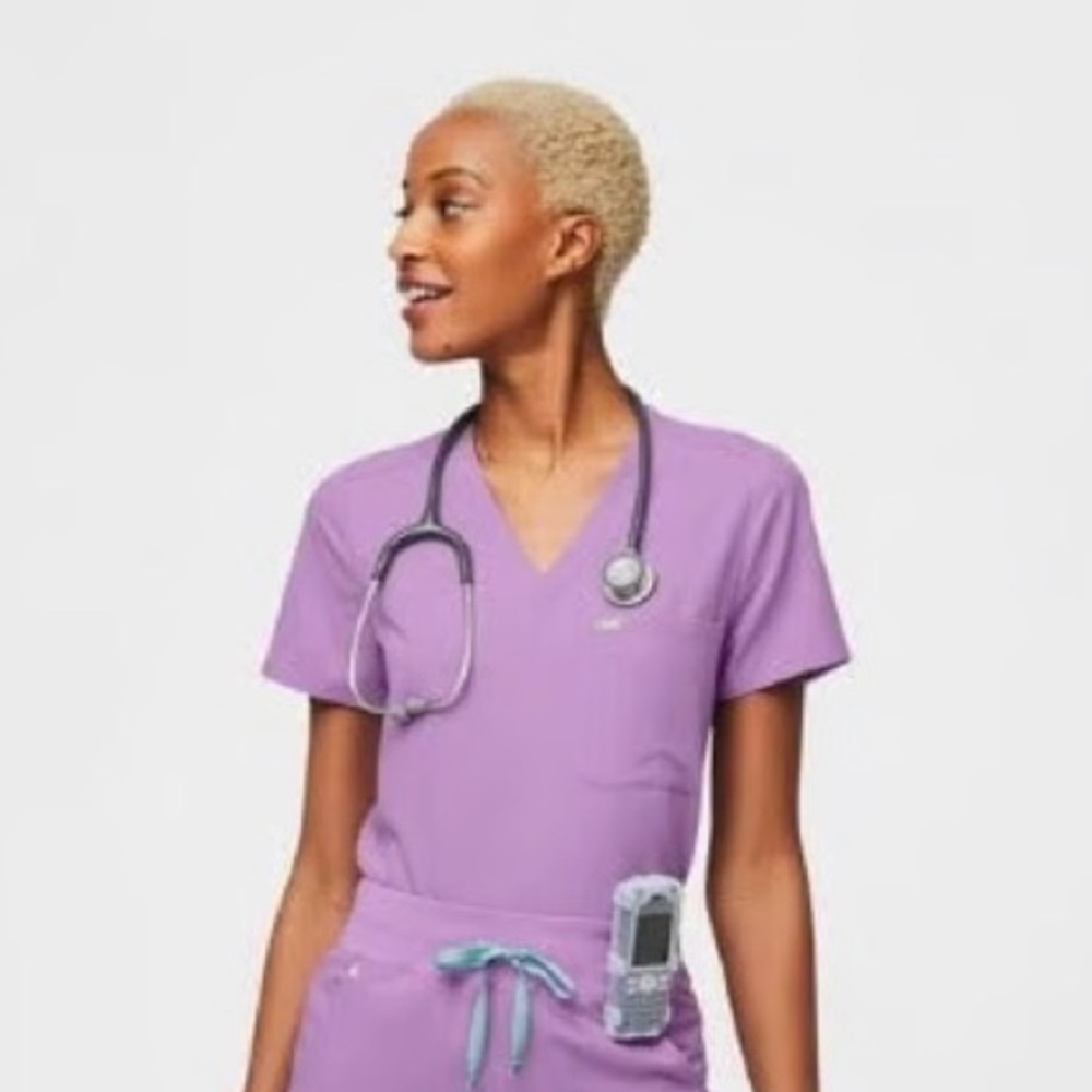 FIGS Catarina One Pocket Women’s Scrub Top Sz XS in Lilac Dawn